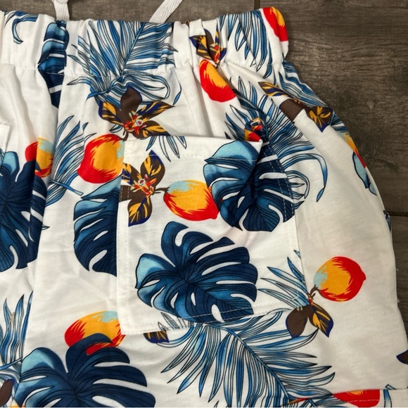 Amazon Essentials Women's Tropical Print Shorts - Picture 5 of 5